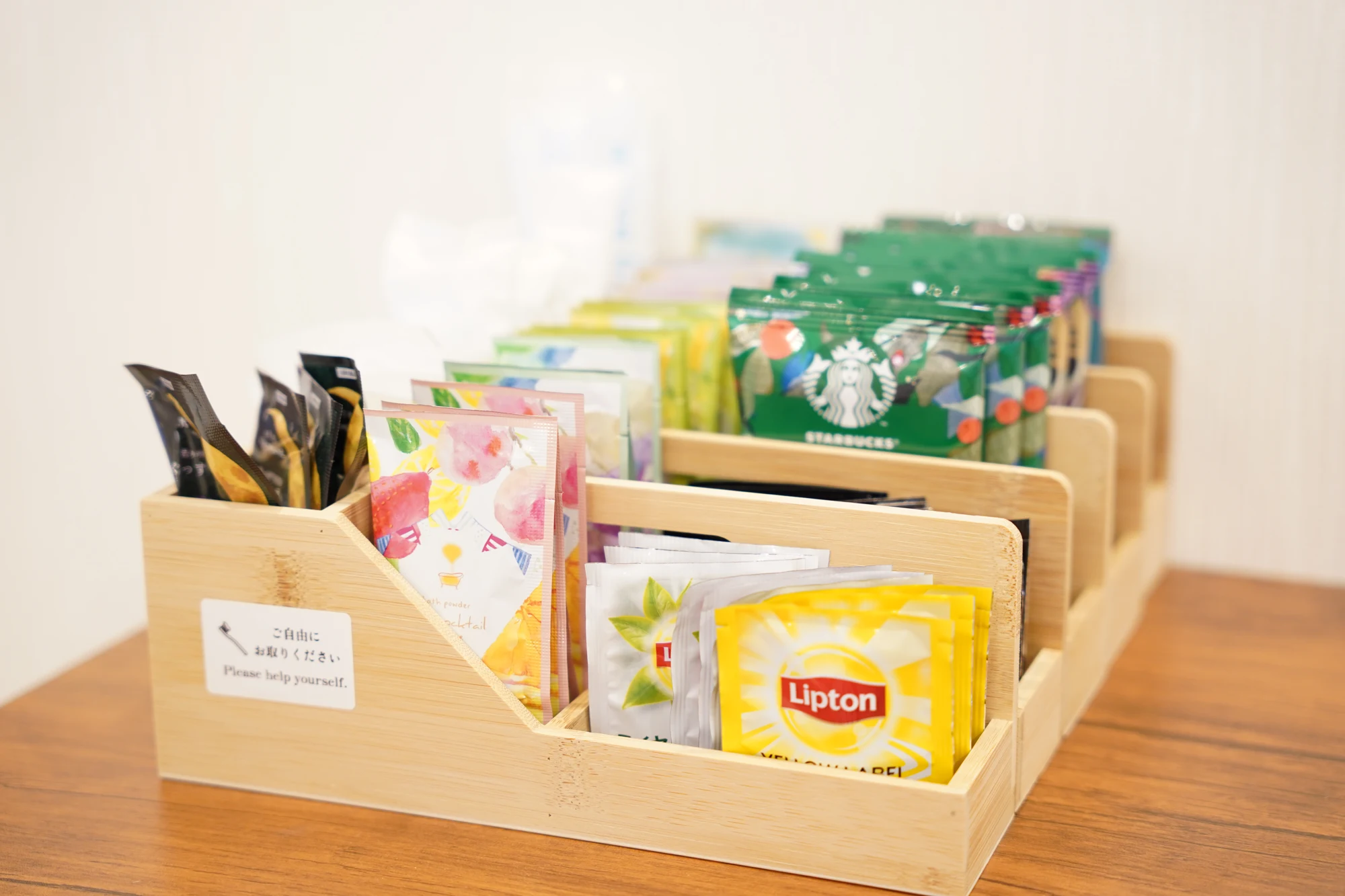 木のケースに並んだコーヒー・紅茶のアメニティ