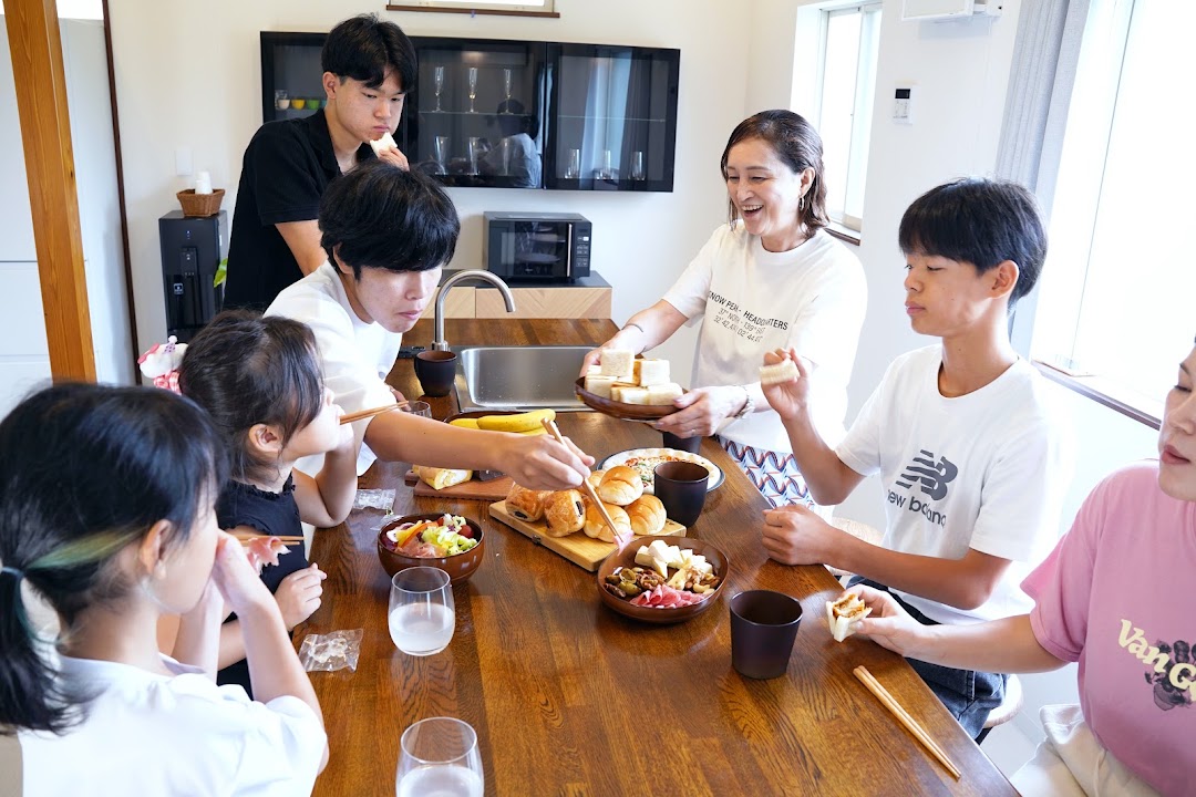 家族で食事を囲むリビング