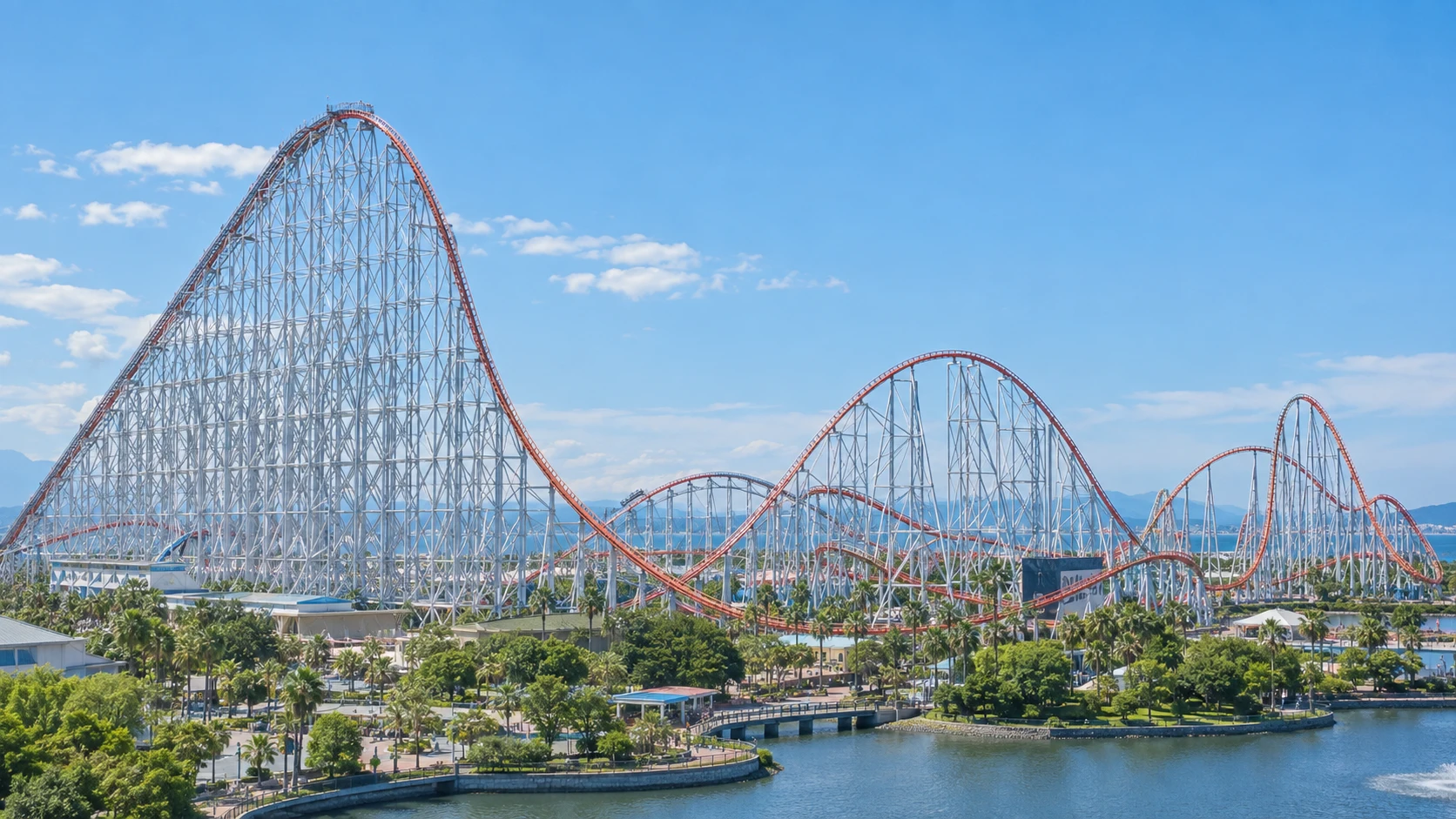 青空にそびえる大型コースター。イメージです
